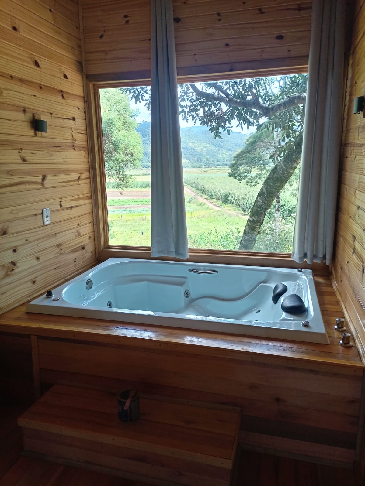 Detalhes de madeira e iluminação aconchegante da pousada