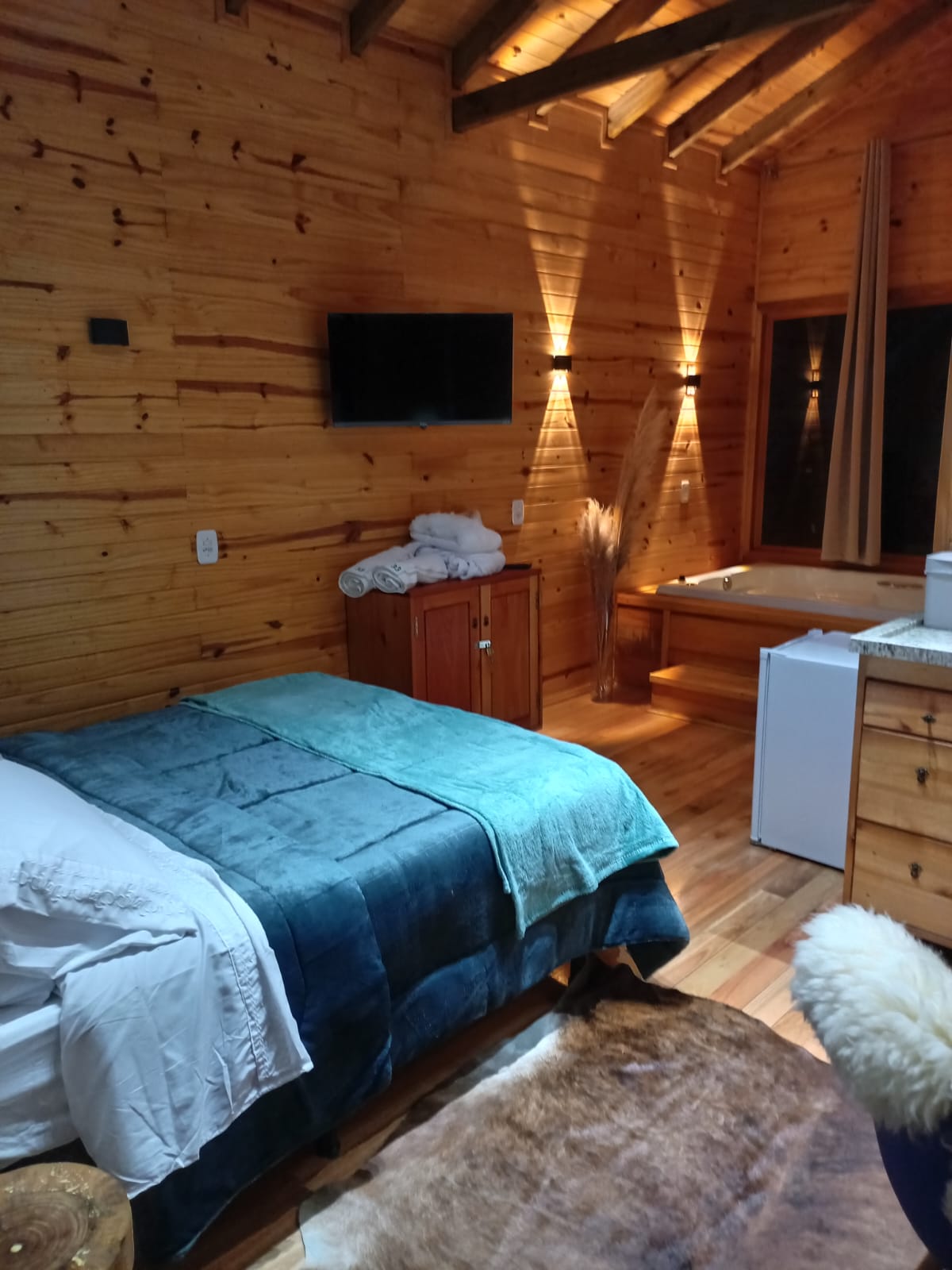 Interior com lareira e decoração acolhedora