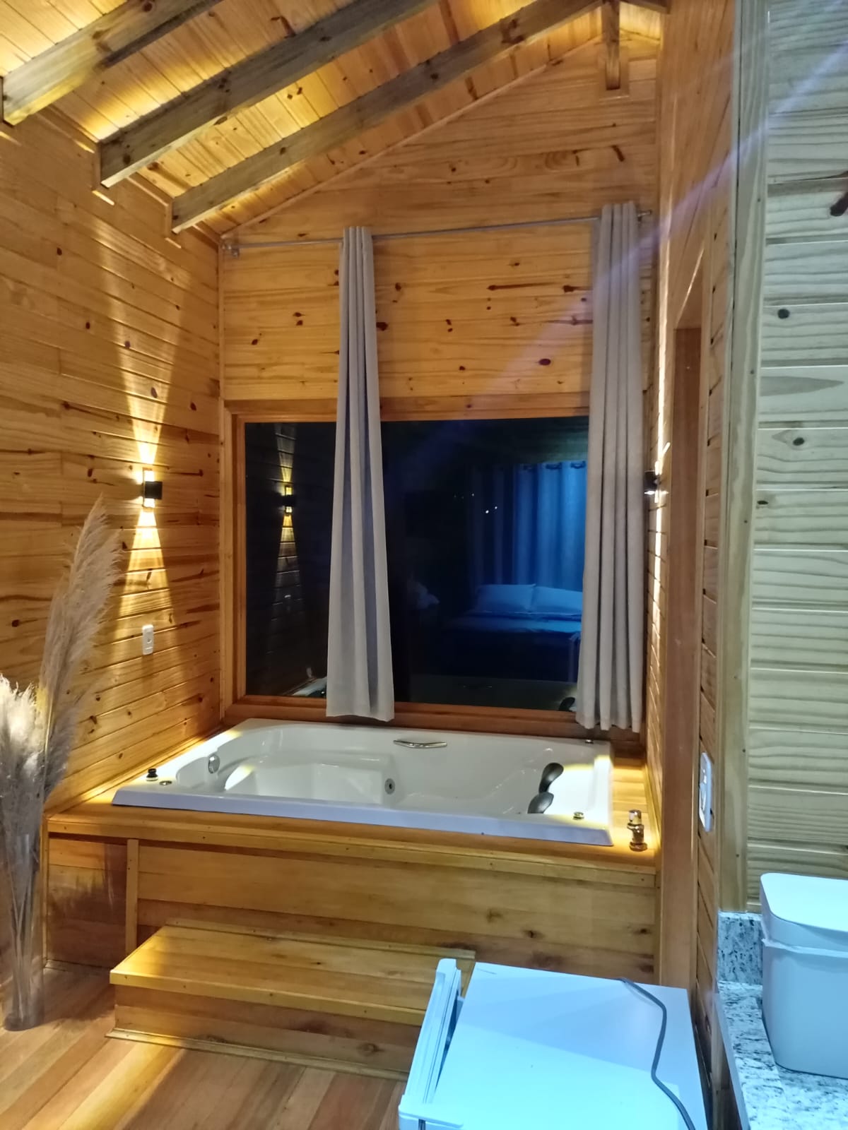 Jacuzzi com vista para o amanhecer no chalé