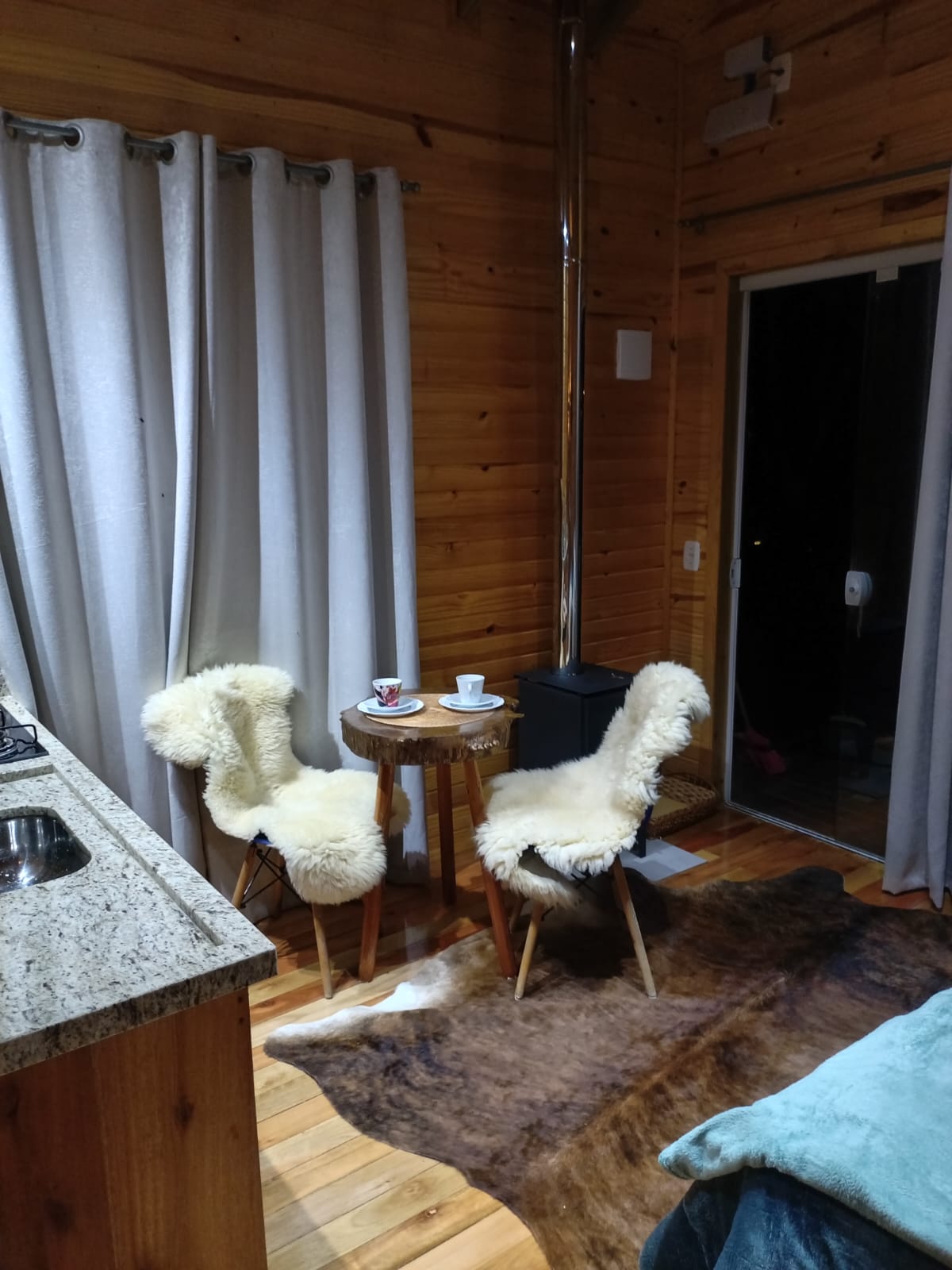 Espaço interno iluminado pela luz do amanhecer